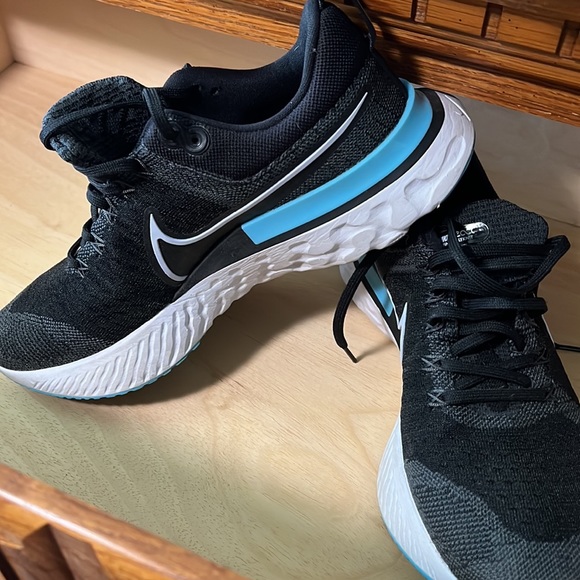 Nike infinity run flyknit, black white and blue, size 9 - Picture 2 of 4